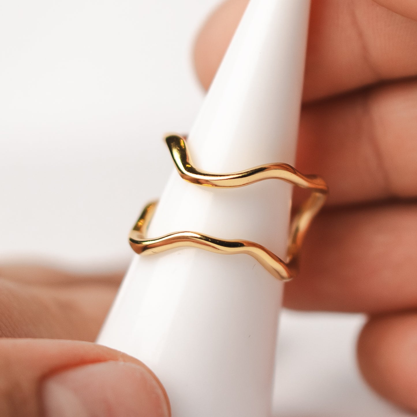 Anillo ajustable desigual bañado en oro