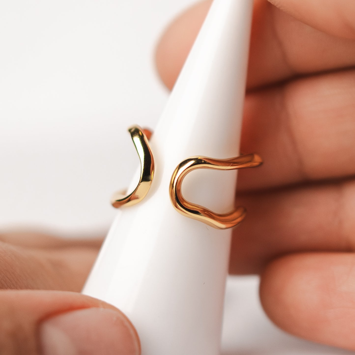 Anillo ajustable desigual bañado en oro