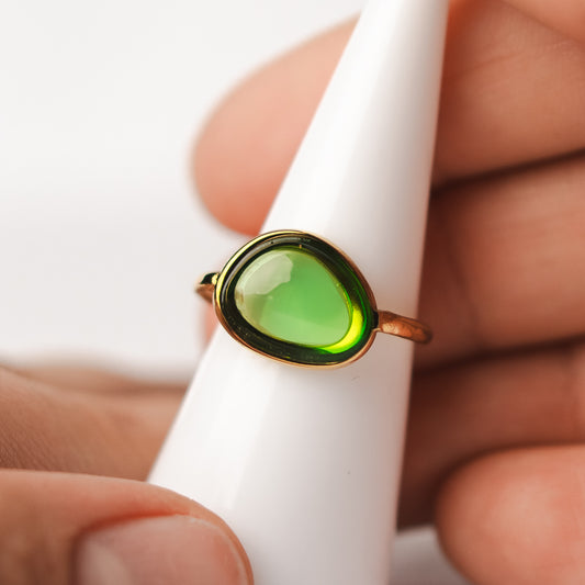 Anillo ajustable cristal verde bañado en oro