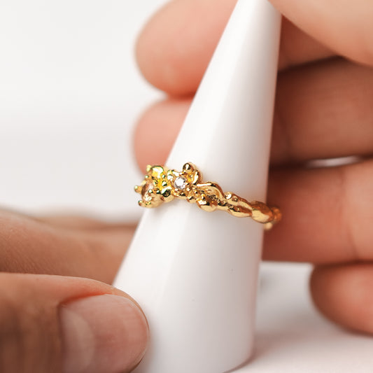 Anillo ajustable martillado circón champaña bañado en oro