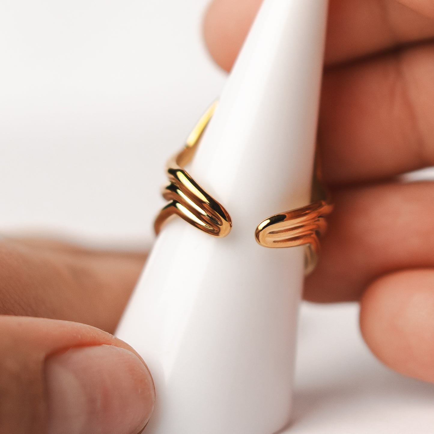 Anillo ajustable ondas bañado en oro