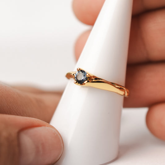 Anillo ajustable circón azul bañado en oro