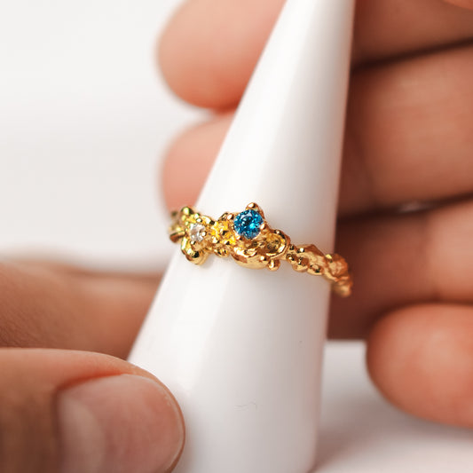 Anillo ajustable martillado circón azul bañado en oro