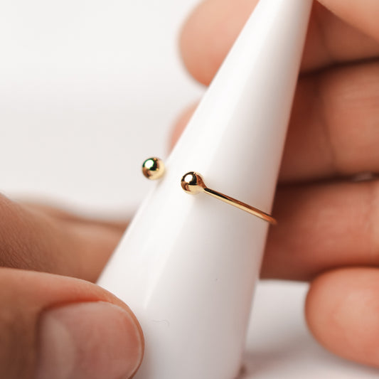 Anillo ajustable 2 esferas bañado en oro