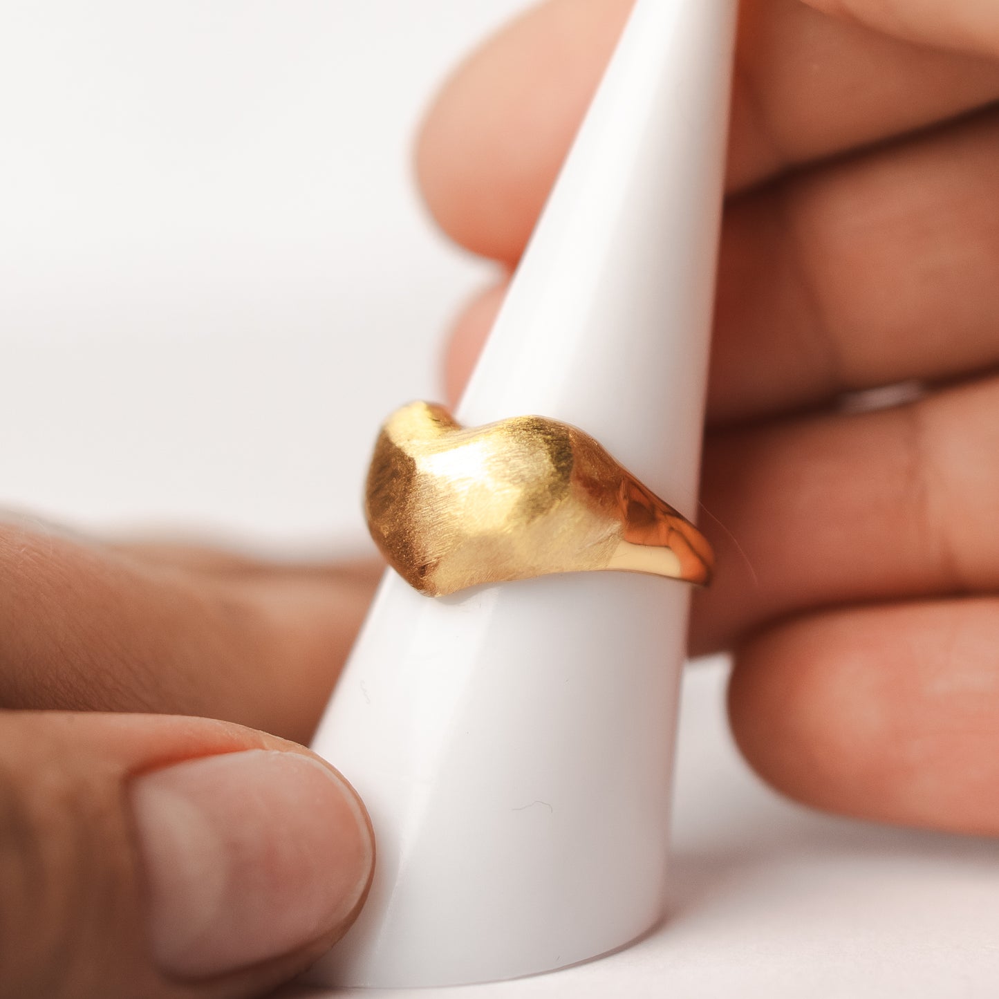 Anillo ajustable corazón bañado en oro