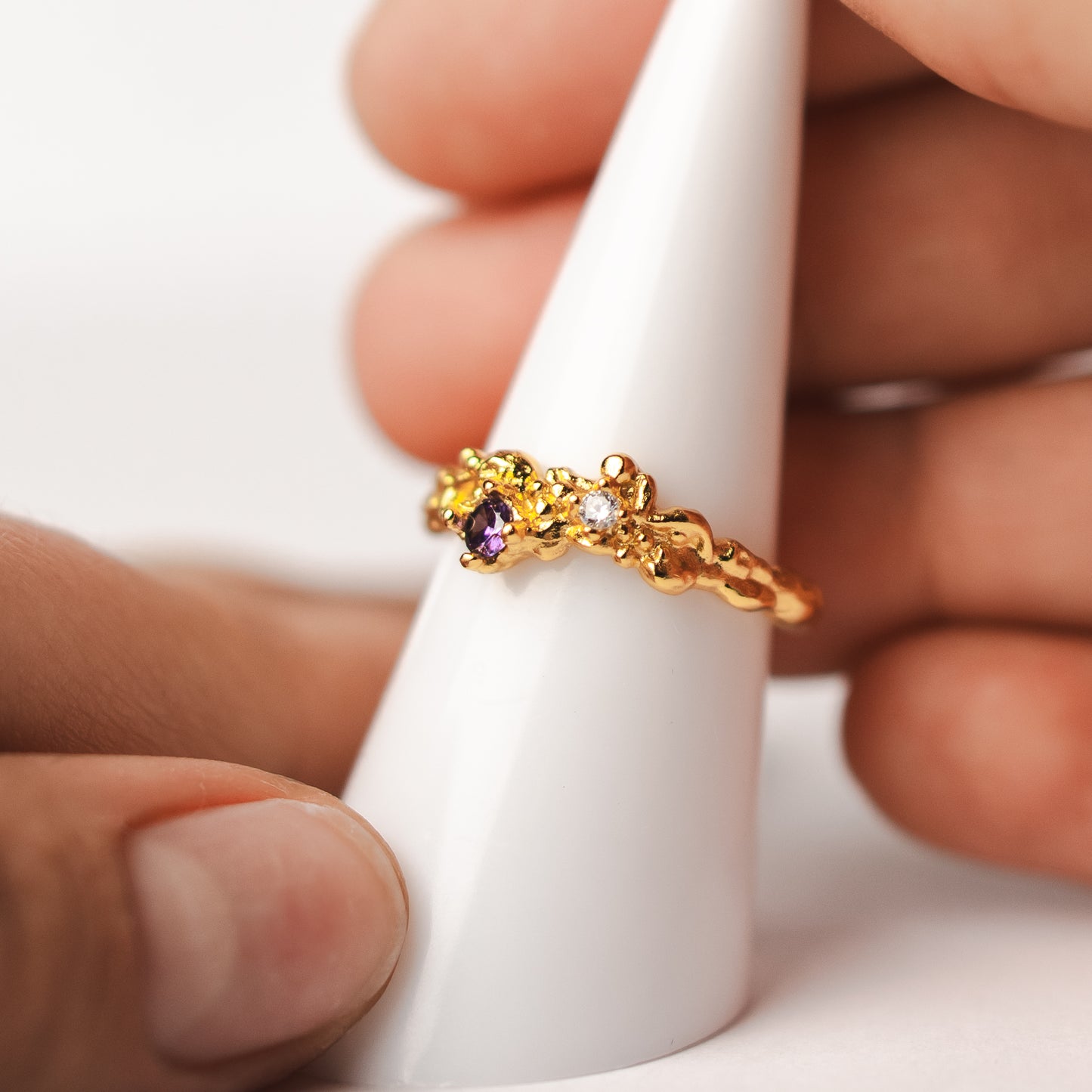 Anillo ajustable martillado circón morado bañado en oro