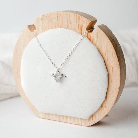 Collar corazón y alitas