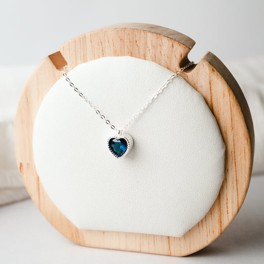 Collar punto de luz corazón azul