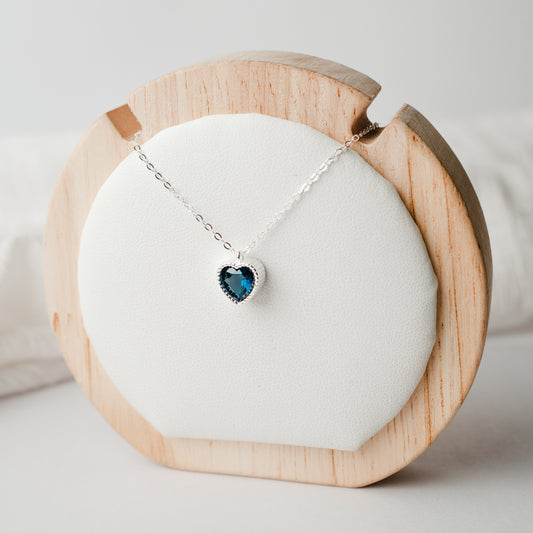 Collar punto de luz corazón azul