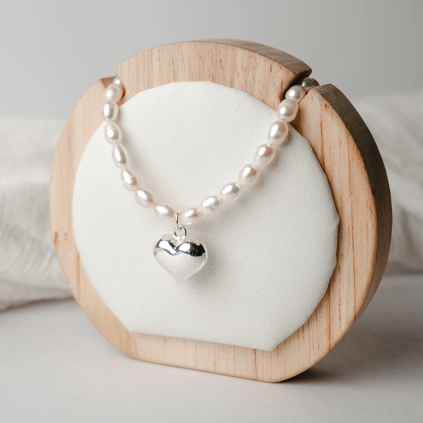 Collar de perlas y corazón inflado