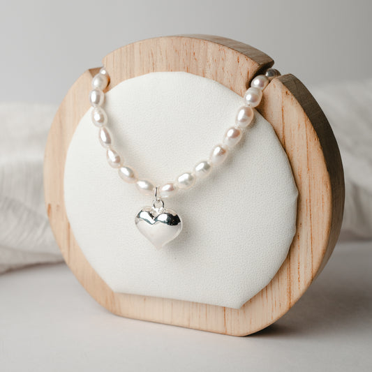 Collar de perlas y corazón