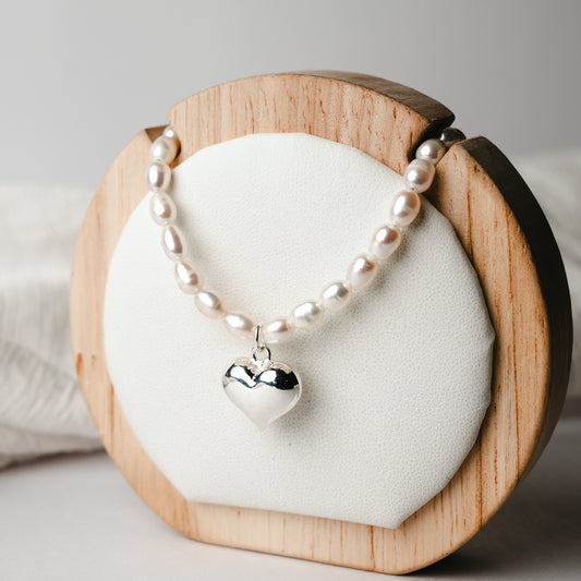 Collar de perlas y corazón