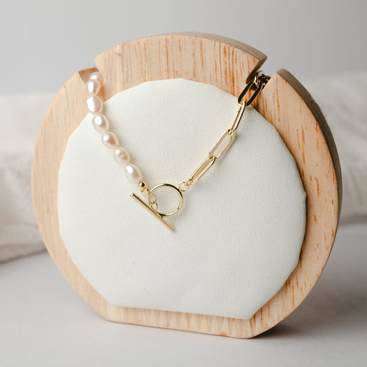 Collar chocker timón y perlas bañado en oro