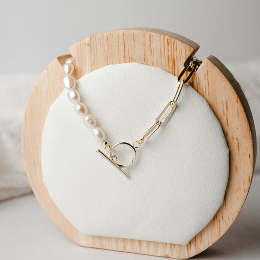 Collar chocker timón y perlas bañado en oro