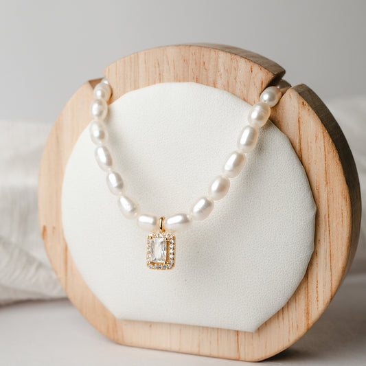 Collar de perlas con colgante de circones bañado en oro