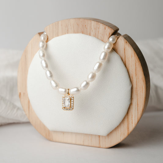 Collar de perlas con colgante de circones bañado en oro