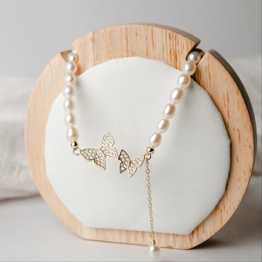 Collar de perlas mariposas y circones bañado en oro