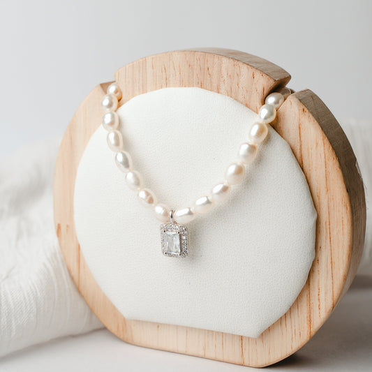 Collar de perlas con colgante de circones