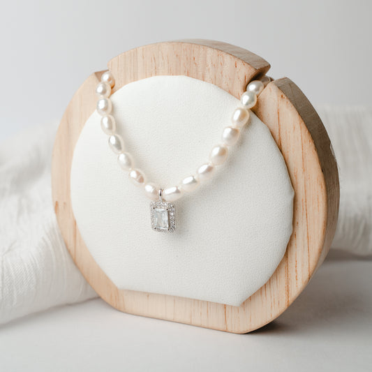 Collar de perlas con colgante de circones