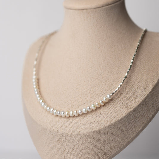 Collar de perlas y mostacillas
