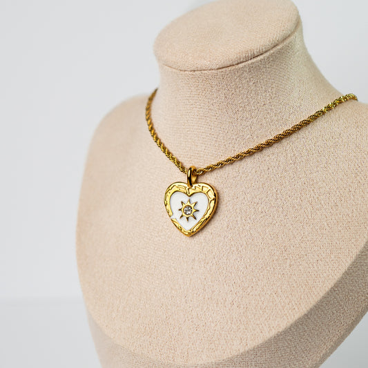 Collar de corazón blanco