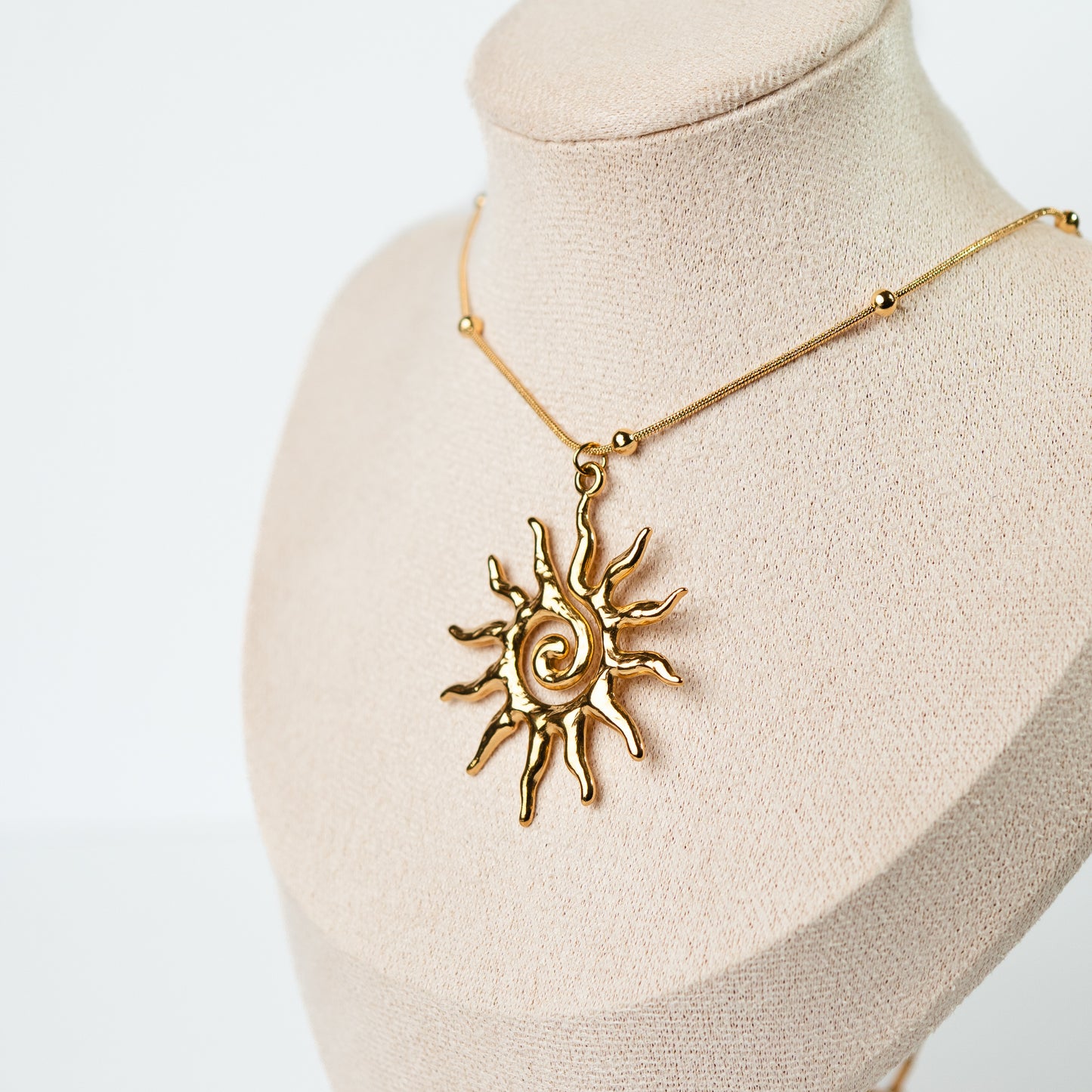 Collar de sol bañado en oro