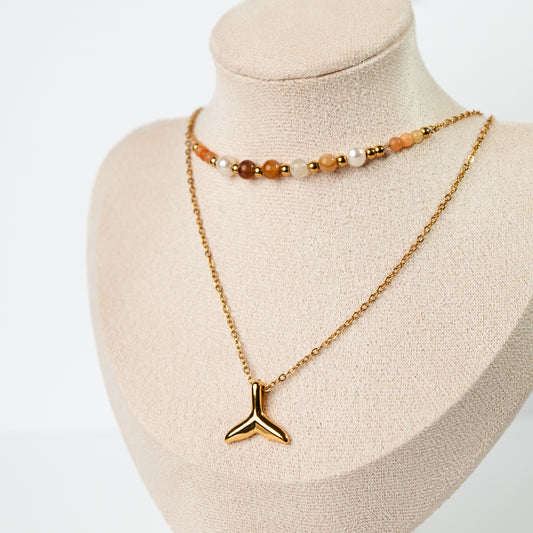 Collar doble cola de ballena y mostacillas bañado en oro