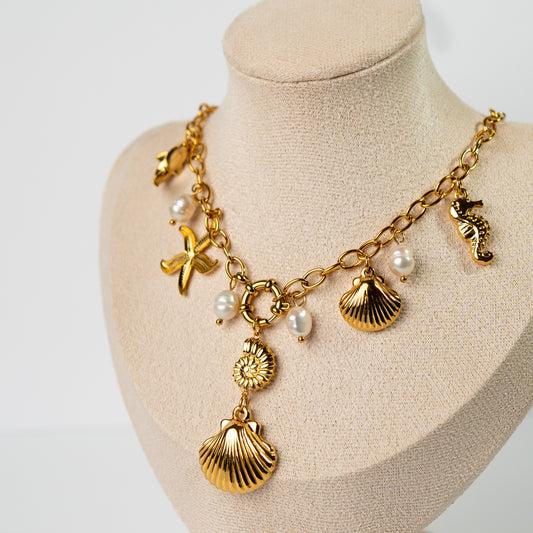 Collar timón conchita y chiches bañado en oro