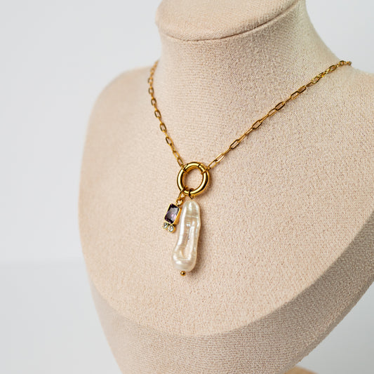 Collar de timón y conchita circón morado bañado en oro
