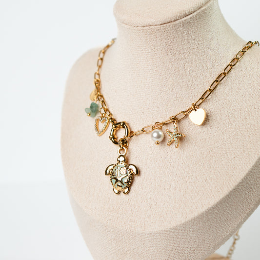 Collar timón tortuga y chiches bañado en oro