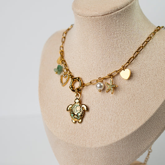 Collar timón tortuga y chiches bañado en oro
