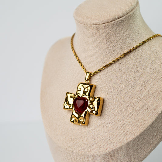 Collar de cruz corazón bañado en oro