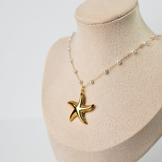 Collar de estrella de mar y perlas bañado en oro