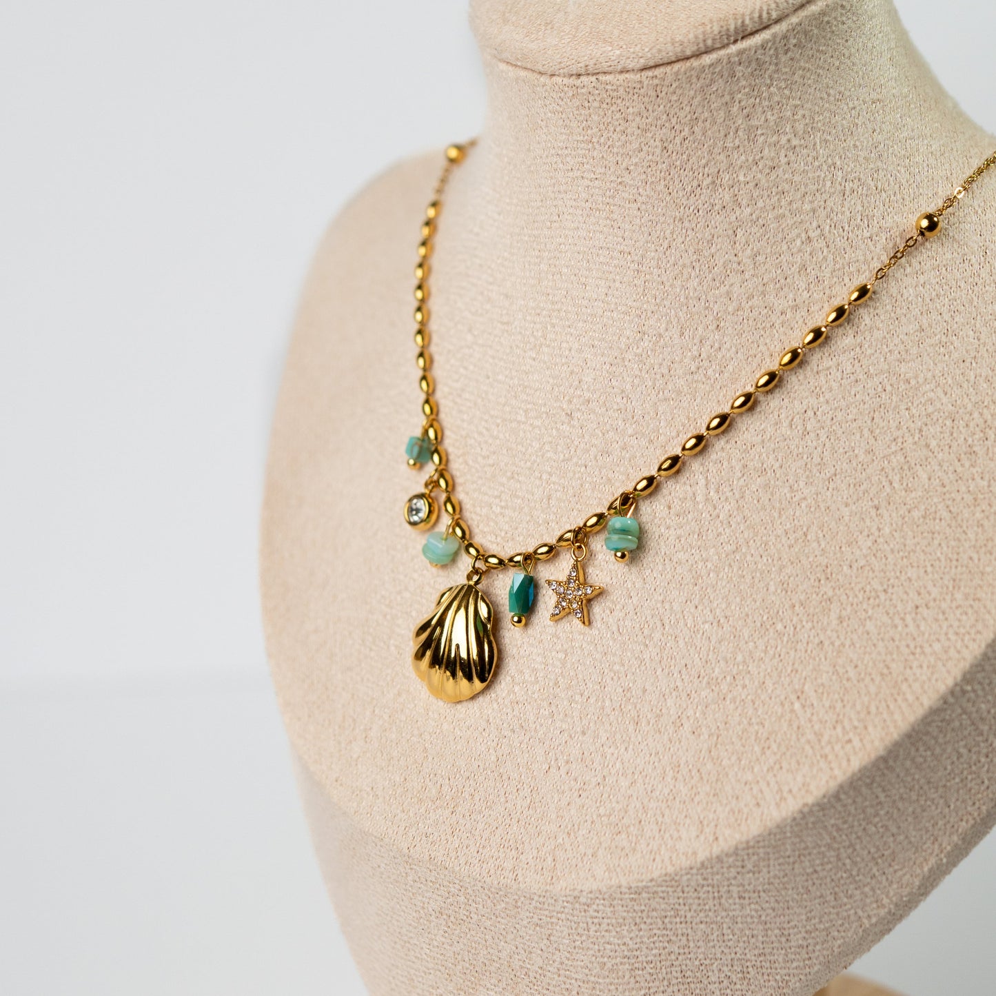 Collar de conchita y mostacillas