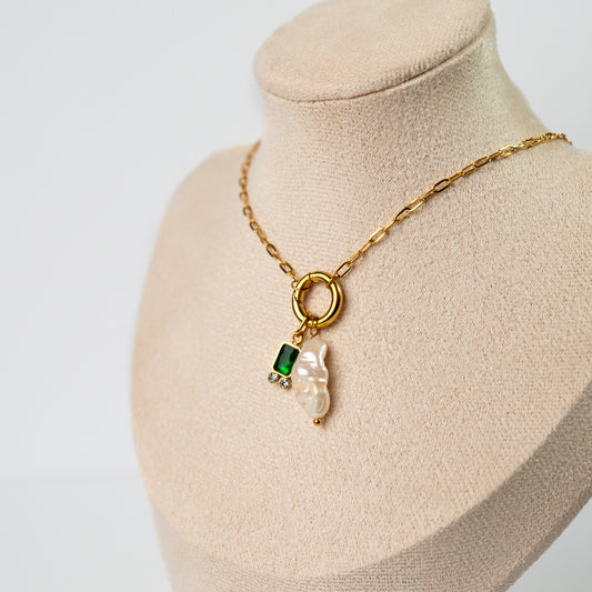 Collar de timón y conchita circón verde bañado en oro
