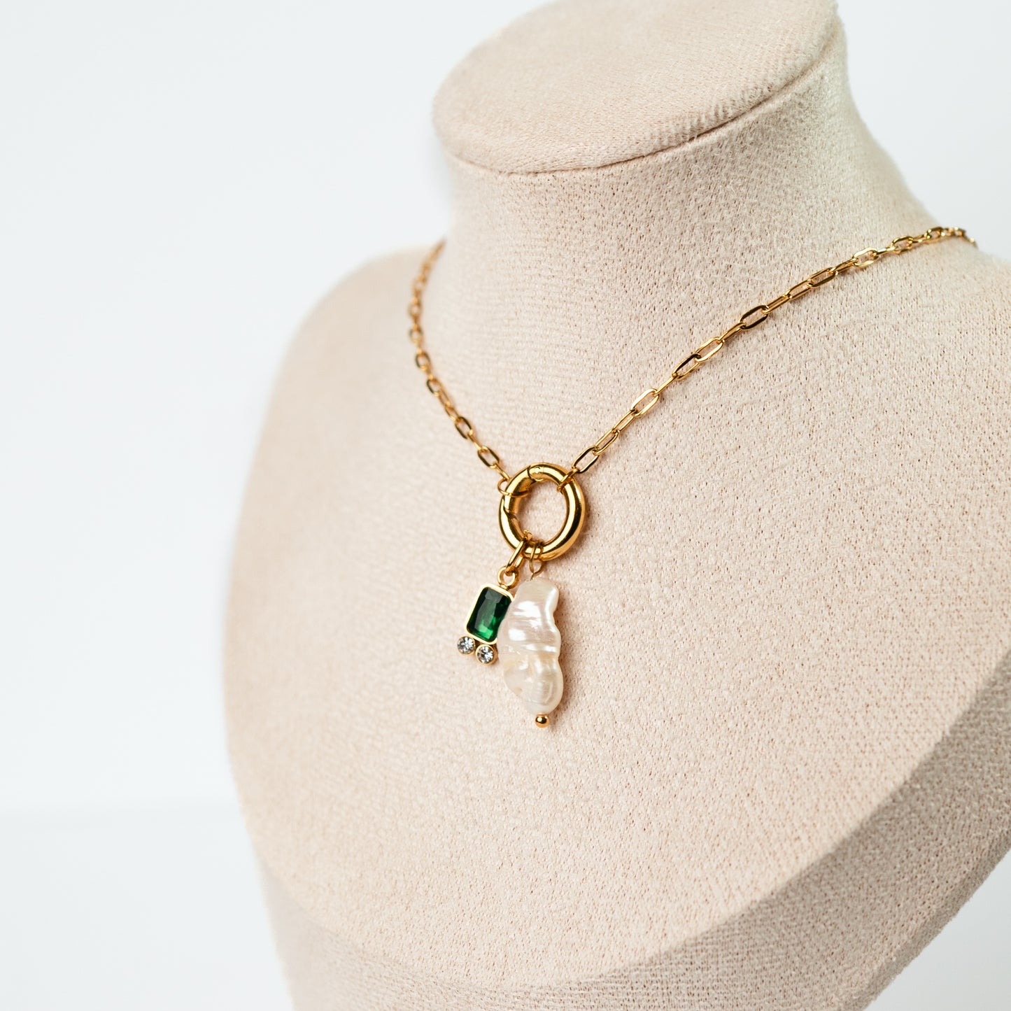 Collar de timón y conchita circón verde bañado en oro