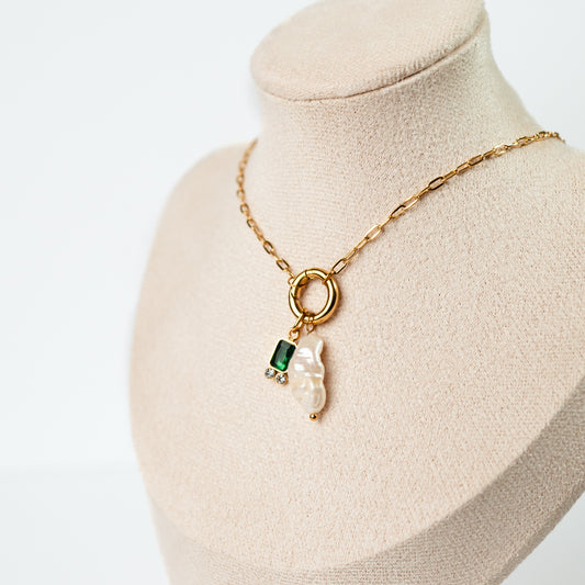 Collar de timón y conchita circón verde bañado en oro