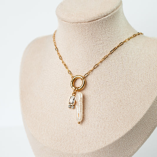 Collar de timón y conchita circón bañado en oro