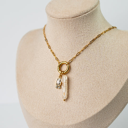 Collar de timón y conchita circón bañado en oro