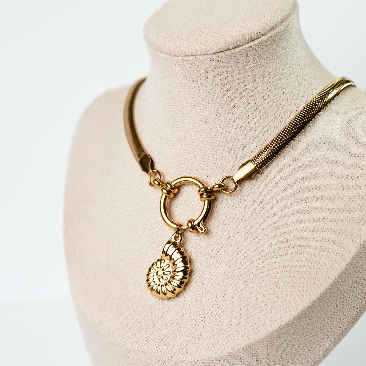 Collar de timón conchita bañado en oro