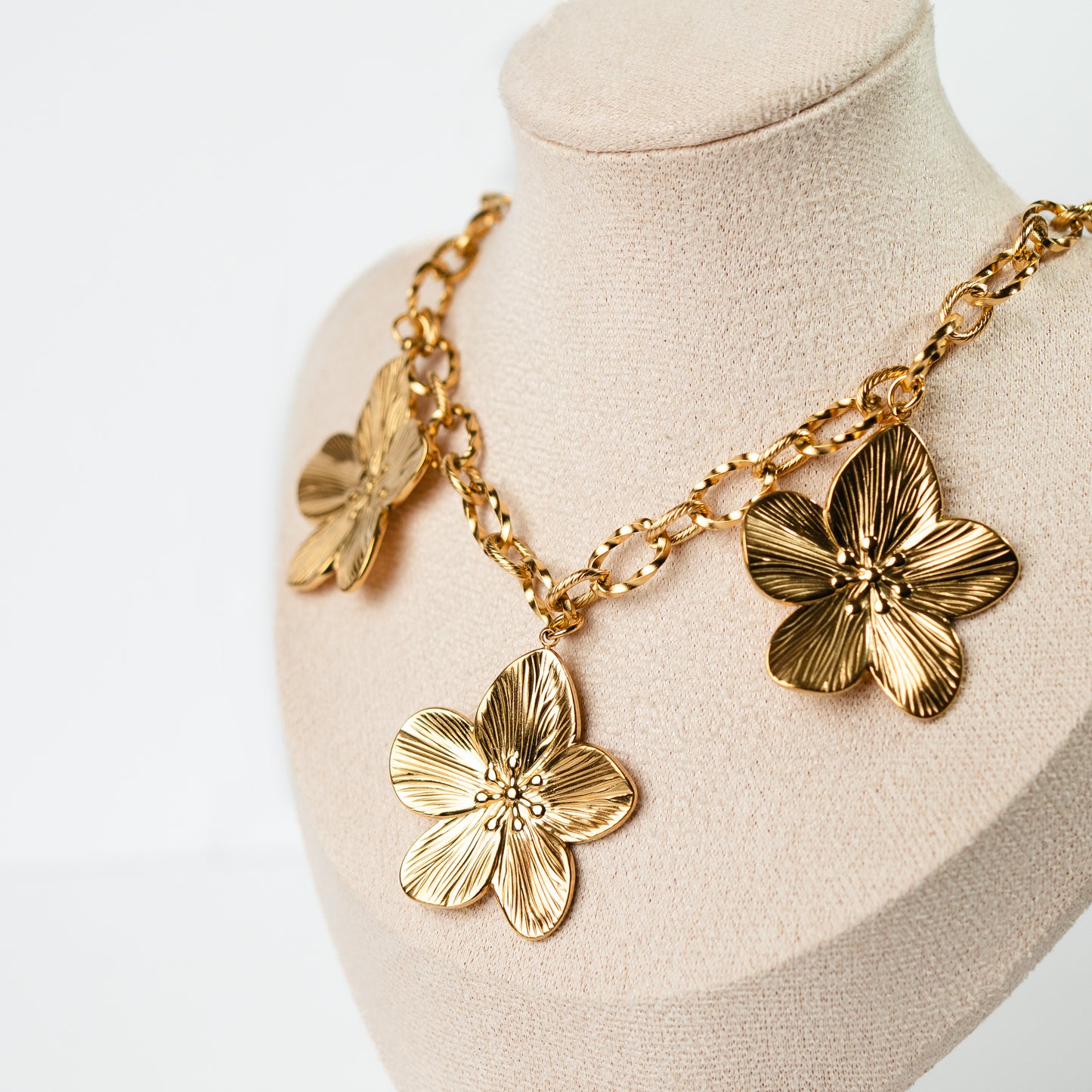 Collar Magnolia bañado en oro