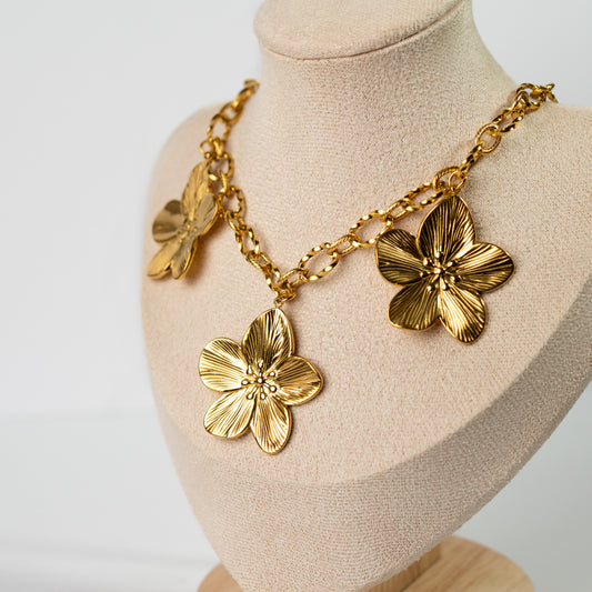 Collar de flores bañado en oro