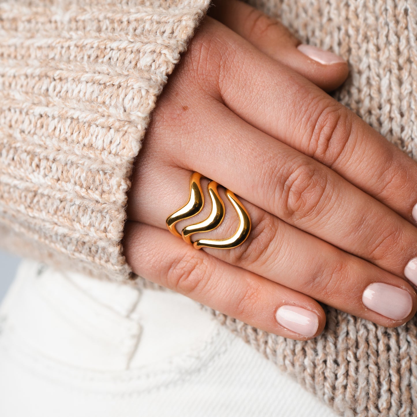Anillo ajustable ondas bañado en oro
