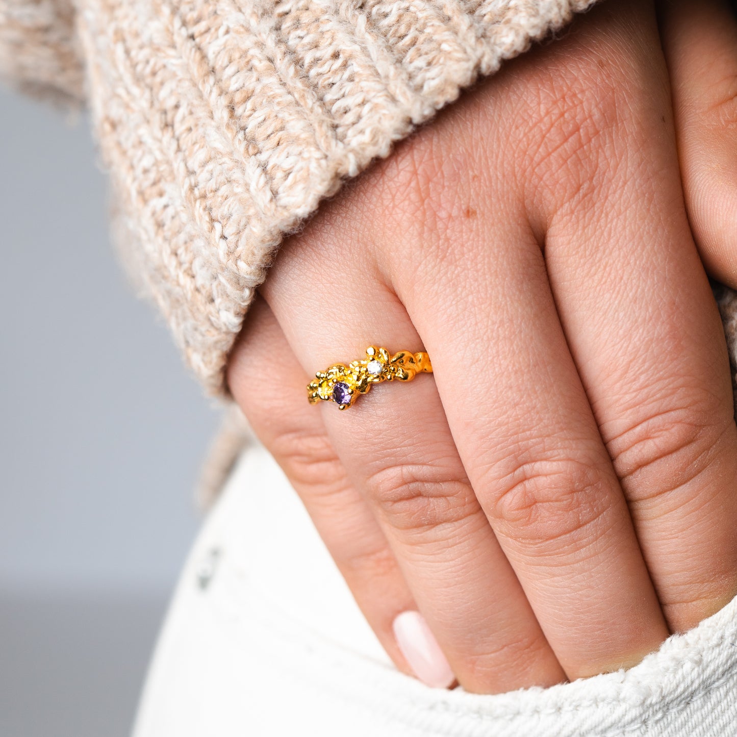 Anillo ajustable martillado circón morado bañado en oro