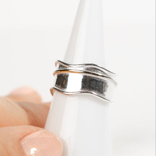 Anillo ajustable diseño linea dorada