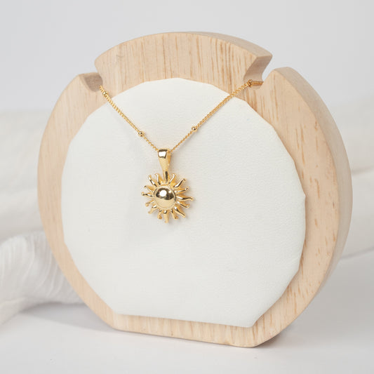 Collar de sol bañado en oro