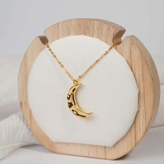 Collar media luna martillada bañado en oro