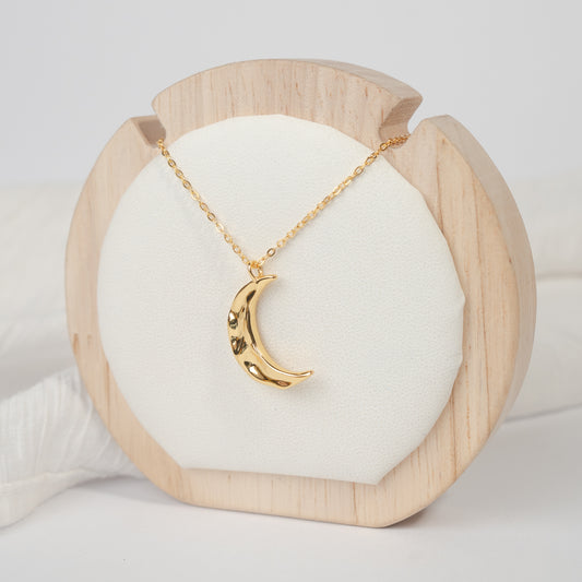 Collar media luna martillada bañado en oro