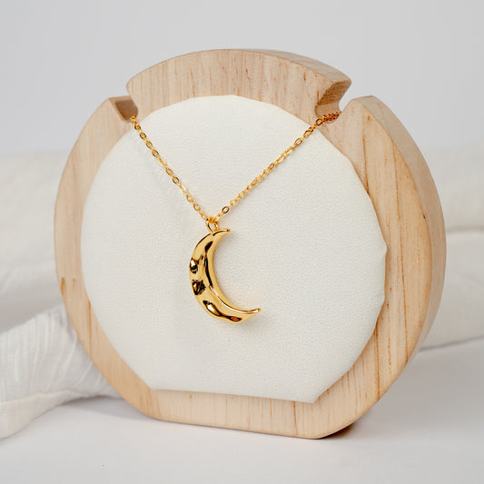 Collar media luna martillada bañado en oro
