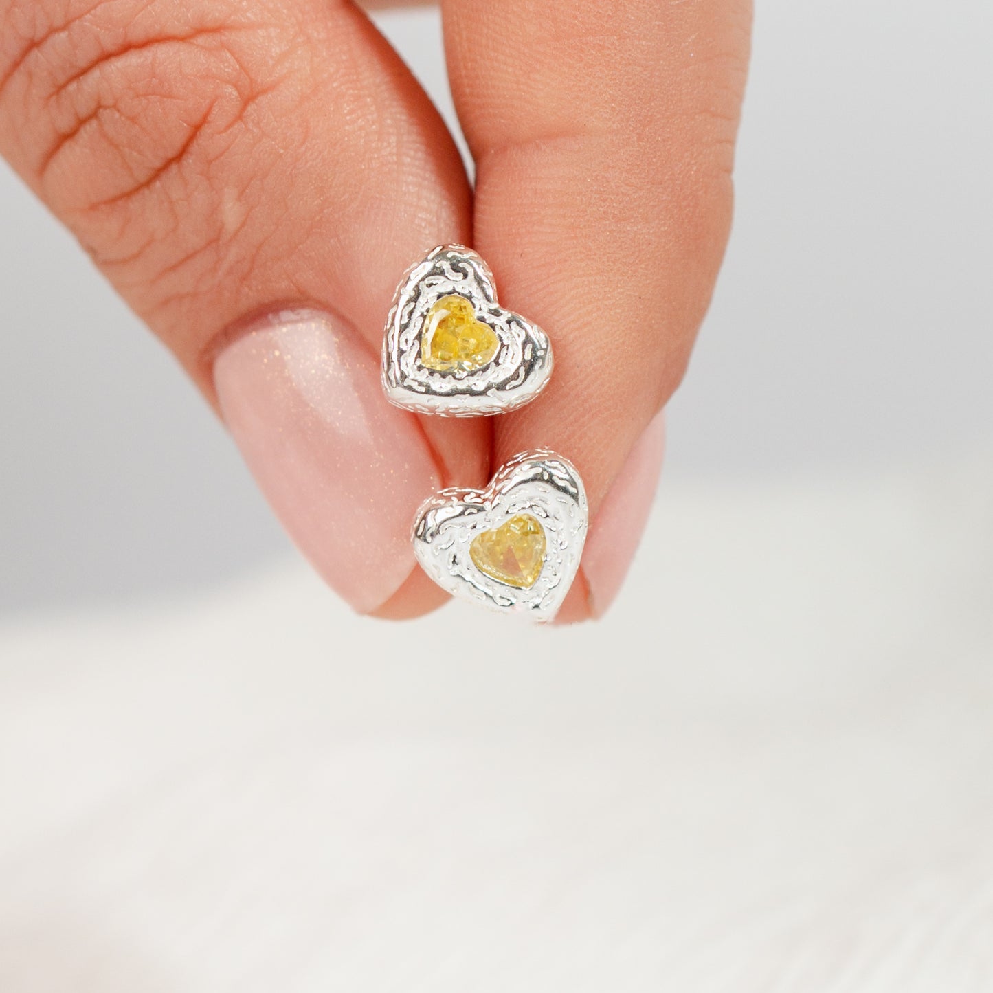 Aros pegados corazones circón amarillo